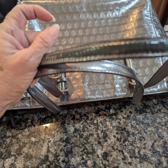 Michael Kors Large Silver Metallic Shoulder bag - Picture 5 of 13